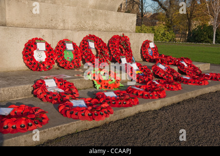 Mohnkränze auf dem City war Memorial in Memorial Gärten Erinnerung Sonntag York North Yorkshire England Vereinigtes Königreich Großbritannien Stockfoto