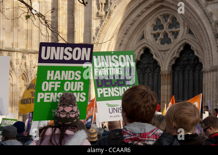 Demonstranten Menschen Arbeiter der gewerkschaften Unison protestieren für eine bessere Rente vor York Minster North Yorkshire England Großbritannien Stockfoto