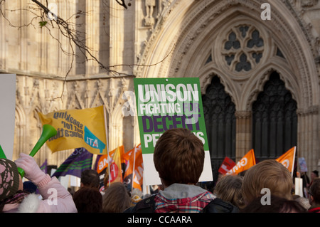 Demonstranten Arbeiter Menschen von gewerkschaften der Unison protestieren für bessere Renten vor York Minster North Yorkshire England Großbritannien Stockfoto