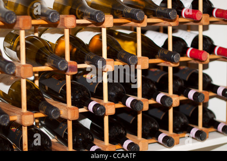 Flaschen Wein in einem Weinregal Stockfoto