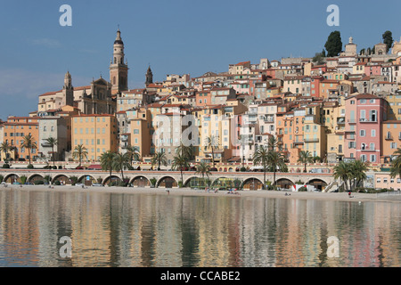 Menton, der Altstadt, im morgendlichen Sonnenlicht. Stockfoto