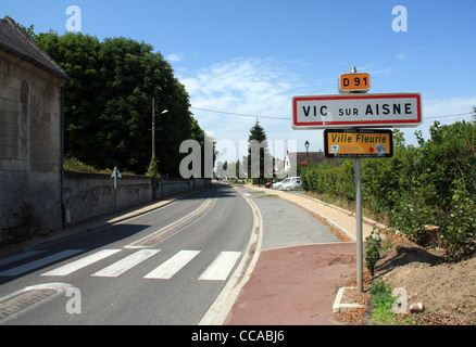 Die Straße führt in Vic Sur Aisne, Frankreich Stockfoto