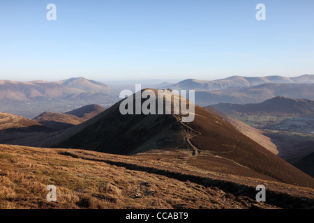 NE Aussicht von den Hängen des Segel in Richtung Gipfel des Causey Hecht, Blencathra und Lakelandpoeten Bereich Seenplatte Cumbria UK Stockfoto