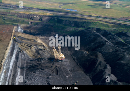 Luftaufnahme von einem Seilbagger verwendet wird, in den Prozess der Kohle-Tagebau in Campbell County, Wyoming, USA. Stockfoto