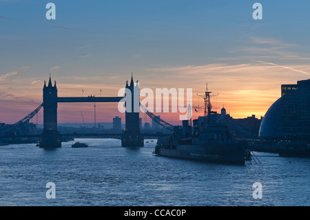 Tower Bridge und HMS Belfast in der Morgendämmerung. London-UK Stockfoto