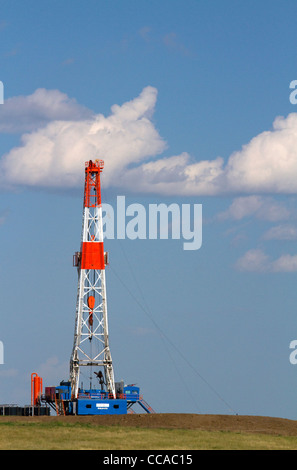 Patterson UTI Öl-Bohrinsel Highway 200 westlich von Killdeer, North Dakota, USA. Stockfoto