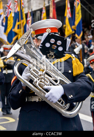 Mann spielt eine Posaune in einer blaskapelle Gesicht durch Musik verborgen stand New Years Day Parade 2012 Whitehall London England Europa Stockfoto