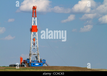 Patterson UTI Öl-Bohrinsel Highway 200 westlich von Killdeer, North Dakota, USA. Stockfoto