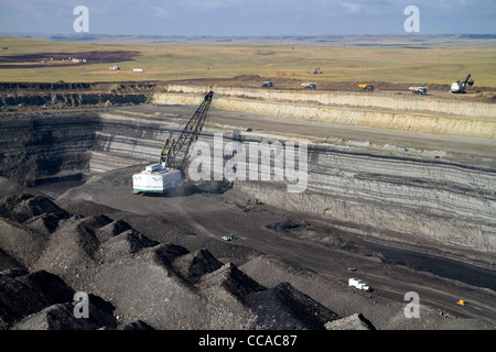 Luftaufnahme von einem Seilbagger verwendet wird, in den Prozess der Kohle-Tagebau in Campbell County, Wyoming, USA. Stockfoto