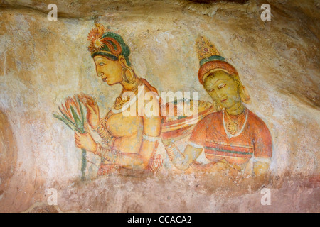 Fresken, die zwei Mädchen auf der Höhlenwand zur Felsenfestung Sigiriya, Sri Lanka Stockfoto