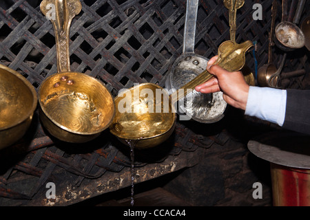 Indien, Arunachal Pradesh, Tawang, Lhou Dorf, Haus Innere hand halten alt Messing poliert Wasser Ladel Stockfoto