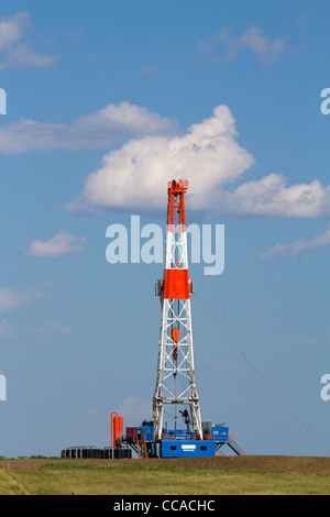 Patterson UTI Öl-Bohrinsel Highway 200 westlich von Killdeer, North Dakota, USA. Stockfoto