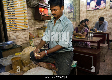 RAM-Billas machen Paratha im Parawthe Wala Restaurant in Alt-Delhi, Indien Stockfoto