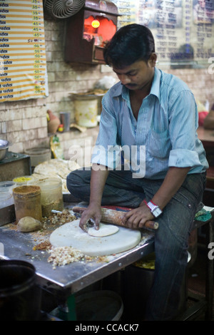 RAM-Billas machen Paratha im Parawthe Wala Restaurant in Alt-Delhi, Indien Stockfoto