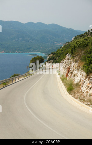 Steile Straße auf der Halbinsel Peljesac, Kroatien Stockfoto