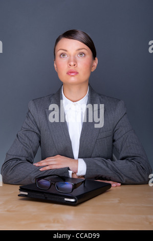 Portrait von junge hübsche Frau mit Brille und Touch-Pad-Computer in ihrem Büro sitzen Stockfoto