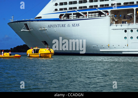 Rettungsinsel Bohrer neben dem Abenteuer der Meere Kreuzfahrt Schiff, Castries, St. Lucia, Karibik, West Indies. Stockfoto