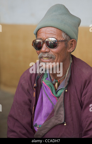 Ältere männliche Changpa-Pilger mit Sonnenbrille auf Korzok Gustor, Korzok Gompa, Tsomoriri Lake (Ladakh) Jammu & Kaschmir, Indien Stockfoto