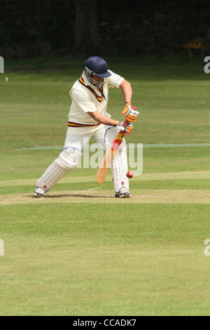 Ein Cricketer in Schutzkleidung spielen eine defensive shot Stockfoto