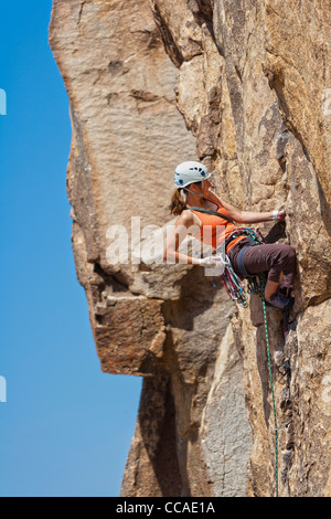 Weiblichen Rock Climber Kämpfe um den Rand von einem anspruchsvollen greifen zu knacken. Stockfoto