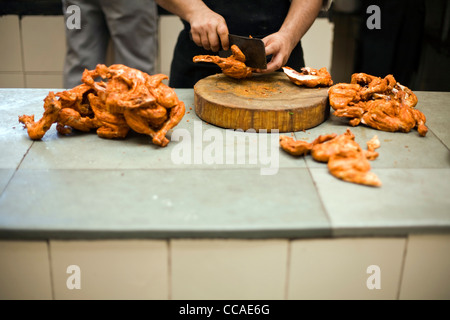 Ein Koch bereitet eine Schüssel mit Butter Huhn im Moti Mahal Restaurant in Alt-Delhi, Indien Stockfoto