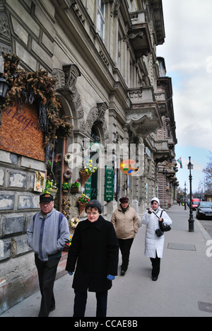 Ungarische Menschen zu Fuß auf der Straße Budapest, Ungarn Stockfoto