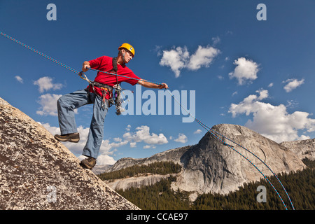 Kletterer Abseilen vom Gipfel nach einem erfolgreichen und anspruchsvollen Aufstieg. Stockfoto