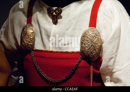 Norwegen, Nordland, lofoten Archipel, borgelva. lofotr Viking Museum. viking Bekleidung & Pin. Stockfoto