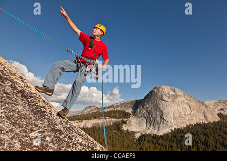 Kletterer Abseilen vom Gipfel nach einem erfolgreichen und anspruchsvollen Aufstieg. Stockfoto