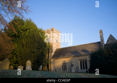 Pfarrkirche St. Nikolaus in Asthall, in der Nähe von Asthall Manor Stockfoto