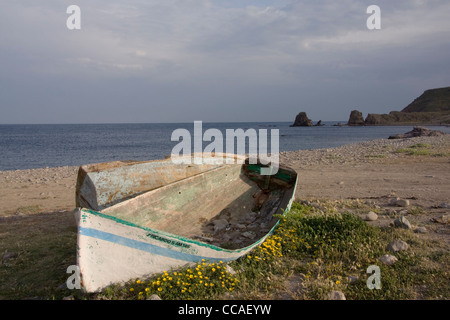 Altes Fischerboot am Strand von Cabo de Gata, Almeria, Spanien. Stockfoto