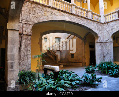 Barcelona, Spanien. Palau del Lloctinent. (Antoni Carbonell - 1549-57) Treppenhaus im Innenhof Stockfoto