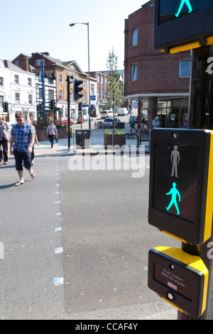 Fußgängerüberweg auf Grün geschaltet, mit Menschen, die die Straße überqueren. Stockfoto