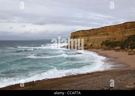 Geschichtete Kalkstein-Klippen an der Praia Das Bicas, Aldeia Meco, in der Nähe von Sesimbra in Portugal. Stockfoto