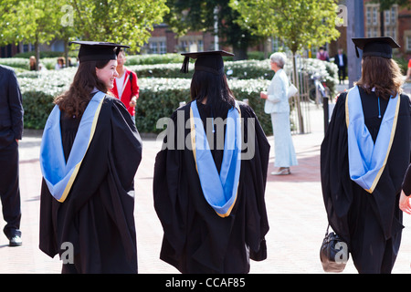 Universität von Southampton Absolventen in ihren Kleidern und Mörtel Brettern verkleidet. Stockfoto