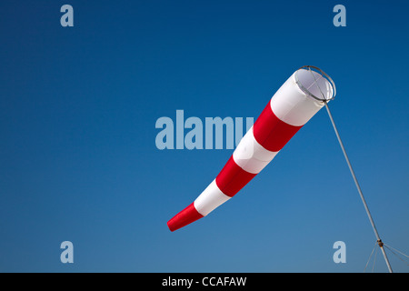 Windsack am Flughafen vor blauem Himmel Stockfoto