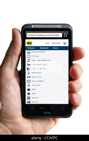 Online-Shopping bei Best Buy mit einem HTC-smartphone Stockfoto