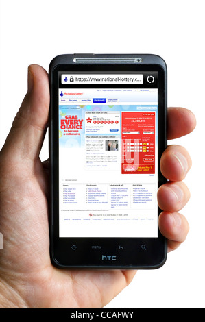 Der UK National Lottery Website auf einem HTC-smartphone Stockfoto