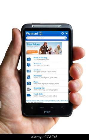 Online-Shopping bei Walmart mit einem HTC-smartphone Stockfoto