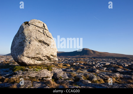 Ein Findling und Kalkstein Pflaster auf Twistleton Narben, Chapel-le-Dale, Inglebrough, Uk Stockfoto