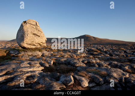 Ein Findling und Kalkstein Pflaster auf Twistleton Narben, Chapel-le-Dale, Inglebrough, Uk Stockfoto