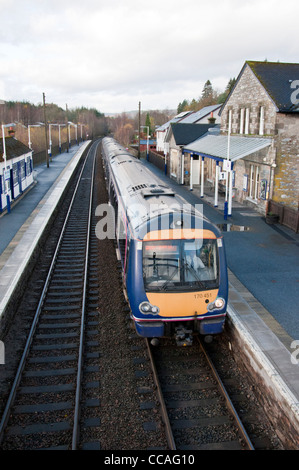 Erste ScotRail Zug 170451 (Klasse 170) Ankunft in Blair Atholl Station. Stockfoto