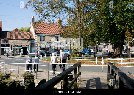 Thornton-le-Dale ist ein beliebter Ort mit Touristen und Besucher in der North Yorkshire Moors National Park, Großbritannien Stockfoto