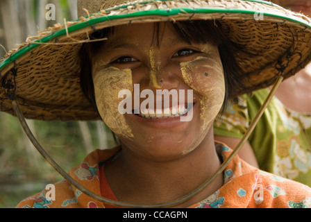 Teen Mädchen geschminkt Thanakha. Ein natürliches Produkt, natürlich hergestellt. Myanmar-Myanmar-Burma Stockfoto