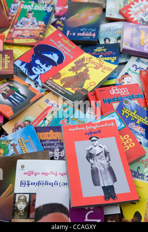 Aung San. Buchen von Aung San Straße Anbieter Stall. Rangun-Yangon, Birma-Myanmar 2011. Stockfoto