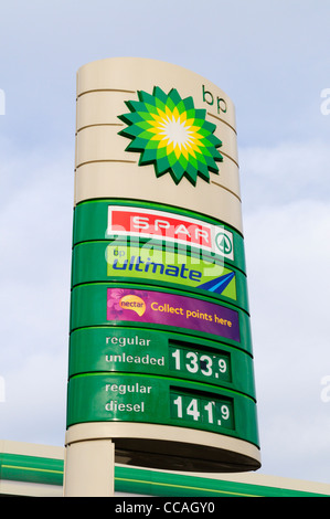 BP Tankstelle Schild mit bleifreiem Benzin und Dieselpreise, Cambridge, England, UK Stockfoto