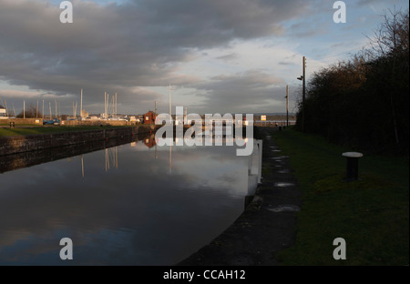 Lydney Hafen mit Kanal und Schleusentore späten Nachmittag Sonne und Ruhe Stockfoto