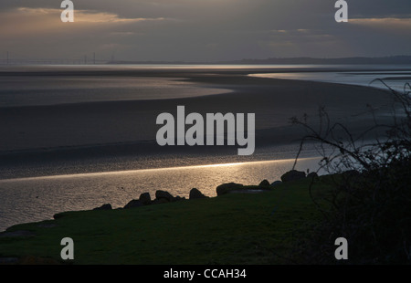 Sonnenuntergang über den Fluss Severn bei Lydney Blick auf Severn Brücke Stockfoto