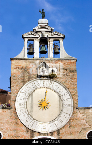 Die Uhr und Glockenturm der Kirche San Giacomo di Rialto in Venedig. © Riccardo De Luca Stockfoto