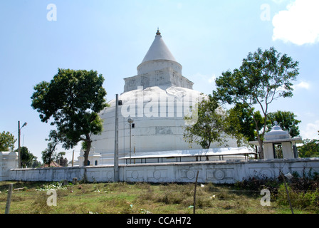 Große weiße Maha Dagoba in der Nähe von Tissamaharama Stadt auf Sri Lanka wurde 205 161 BC errichtet. Stockfoto